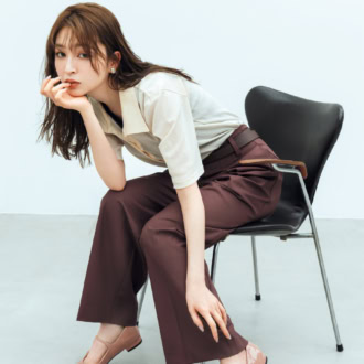 メリージェーン¥5,390(soena by InRed) ポロシャツ¥17,600(ウーア/Uhr Online Store)中に着たタンクトップ¥8,800(アクテ) パンツ¥9,350(スタイルミキサー) イヤリング¥26,400(サフォン/ロードス) ベルト(スタイリスト私物)