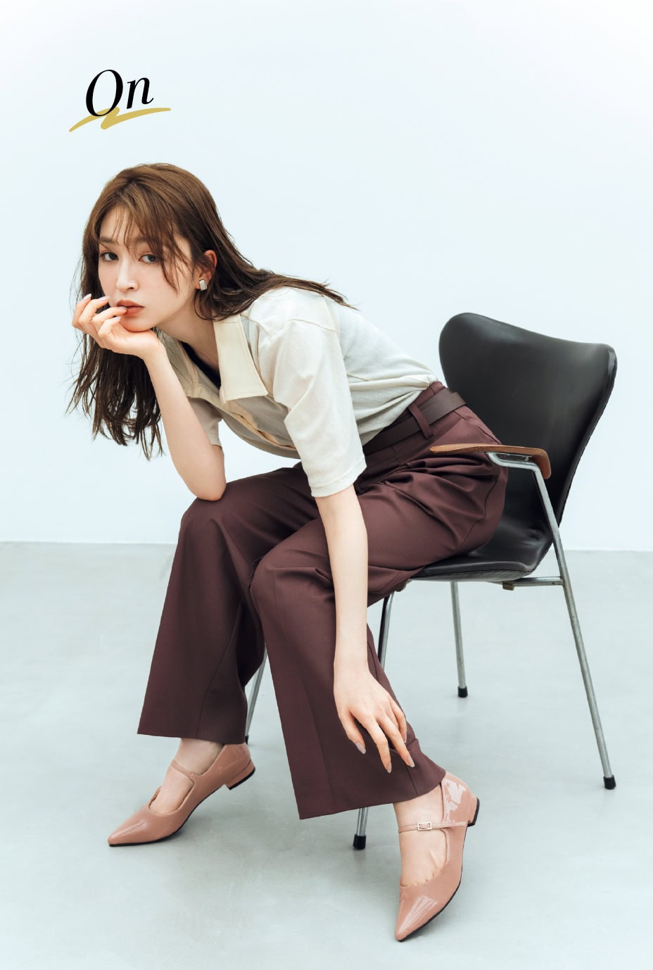 メリージェーン￥5,390（soena by InRed）　ポロシャツ￥17,600（ウーア／Uhr Online Store）中に着たタンクトップ￥8,800（アクテ）　パンツ￥9,350（スタイルミキサー）　イヤリング￥26,400（サフォン／ロードス）　ベルト（スタイリスト私物）