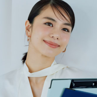 忙しさで「タスクをこなすだけ」の30代へ。さっと塗るだけで感情が動く「チークの魔法」　モデル＝佐藤晴美