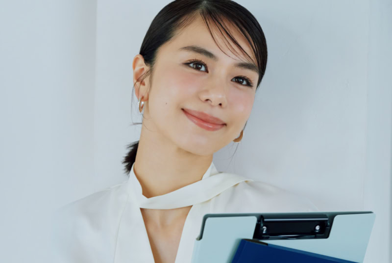 忙しさで「タスクをこなすだけ」の30代へ。さっと塗るだけで感情が動く「チークの魔法」 モデル=佐藤晴美