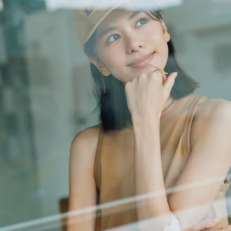 誰かのためじゃない！自分の心が躍る「大人のお守りカラーライナー」5選_1　モデル＝佐藤晴美