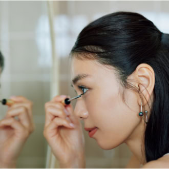 他人と比べて落ち込む日に。30代の心を整える「下まぶたメイク」とは? _2 モデル=佐藤晴美