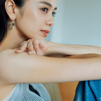 他人と比べて落ち込む日に。30代の心を整える「下まぶたメイク」とは? _1 モデル=佐藤晴美