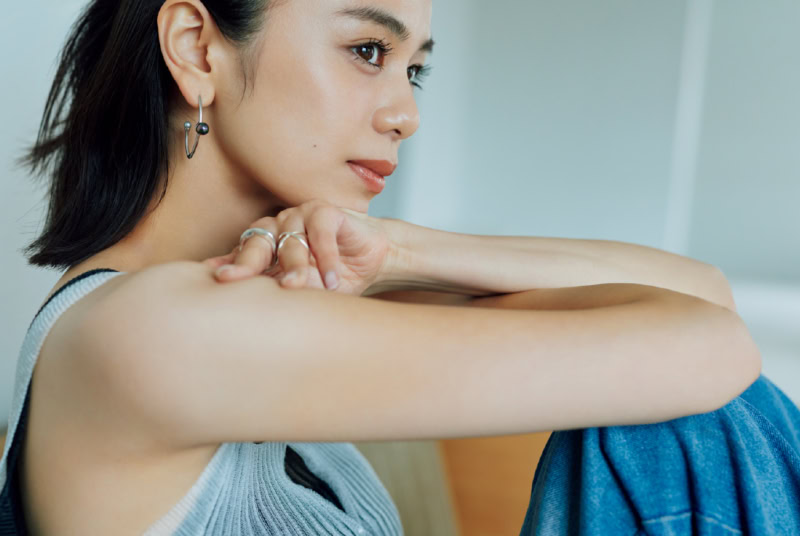 他人と比べて落ち込む日に。30代の心を整える「下まぶたメイク」とは? _1 モデル=佐藤晴美