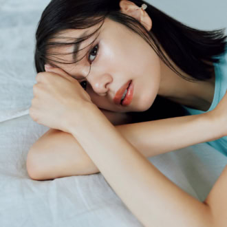 落ち込んだ日のお守りコスメ。ひと塗りで肌と心がパッと華やぐハイライト3選　モデル＝佐藤晴美