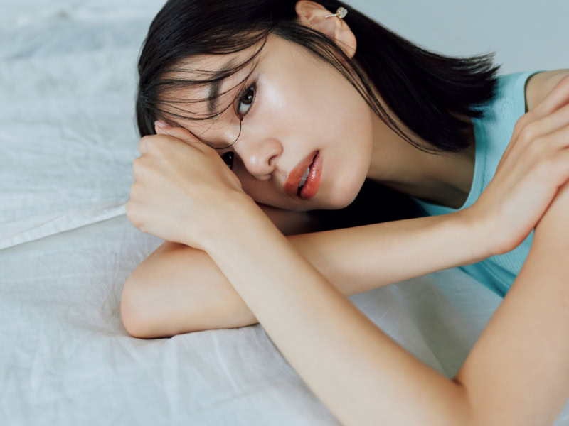 落ち込んだ日のお守りコスメ。ひと塗りで肌と心がパッと華やぐハイライト3選 モデル=佐藤晴美