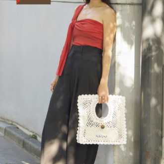 カットソー¥28,600、パンツ¥44,000（ともにコラム）、シューズ¥35,200（イルサンダロ オブカプリ／すべてエストネーション）