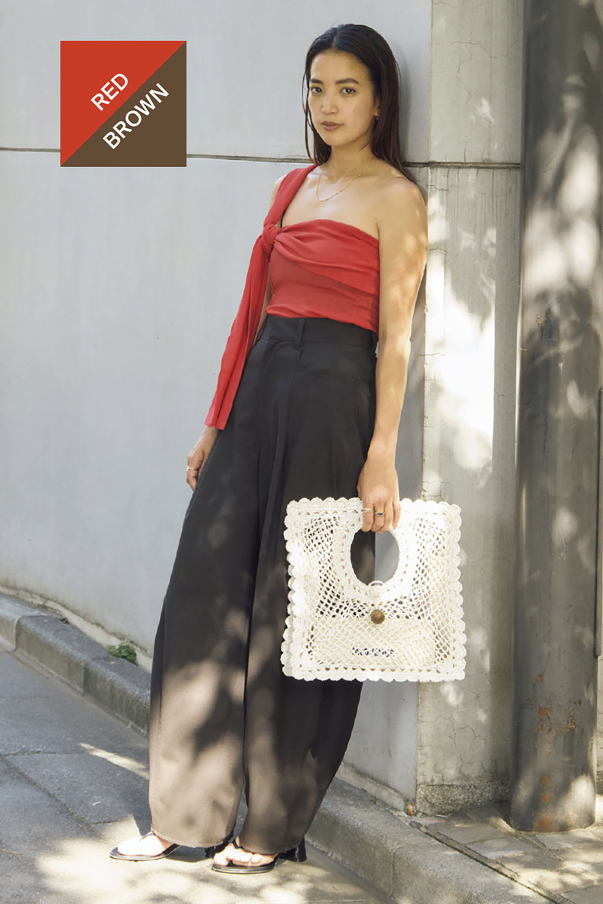 カットソー¥28,600、パンツ¥44,000（ともにコラム）、シューズ¥35,200（イルサンダロ オブカプリ／すべてエストネーション）