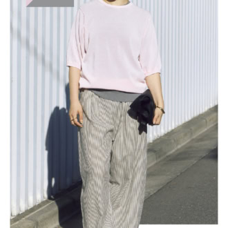 トップス¥20,900、中に重ねたトップス¥20,900、パンツ¥25,300(すべてHER.)、バッグ ¥28,600(モルフェ)、シューズ¥12,980(ウーフォス/すべてHER.カスタマーサービス)
