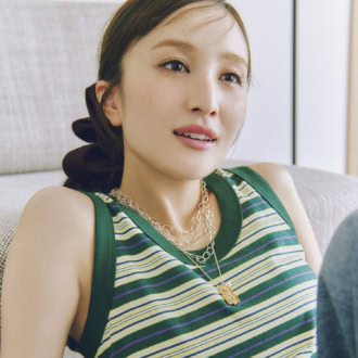 【首元のおしゃれ】スカーフもチェーンも盛るのが今っぽい！ラグジュアリーなレイヤード術