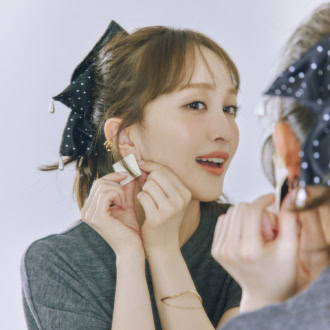 脱・マンネリ！耳元アクセとヘア小物を組み合わせるだけ、大人の「耳まわり重ね付け」最新スタイル