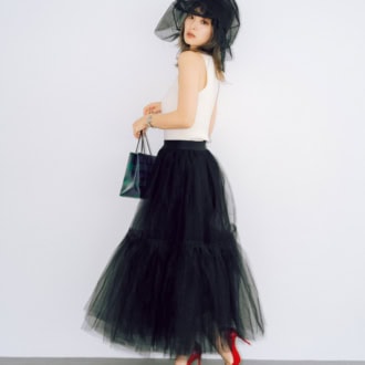 Hat: HIZUME Tops: JIL SANDER Skirt: FETE Pants: HIAND Bag: UNKNOWN PRODUCTS Shoes: Gianvito Rossi Watch: Cartier