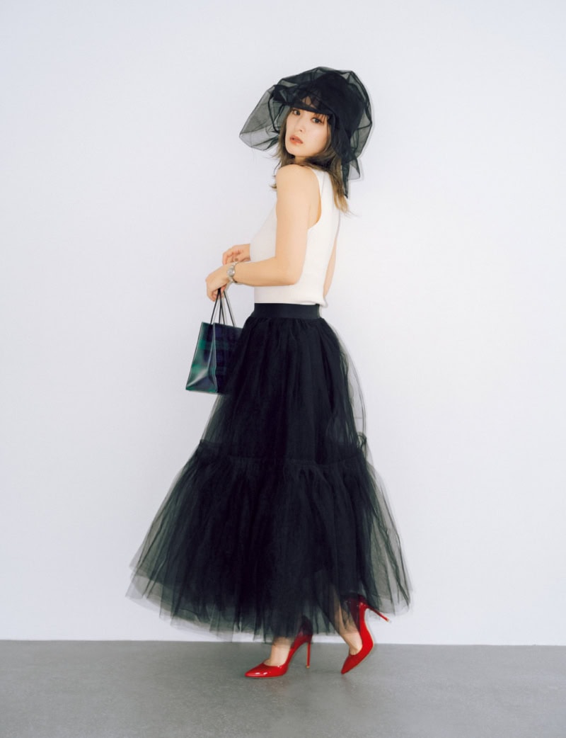 Hat: HIZUME Tops: JIL SANDER Skirt: FETE Pants: HIAND Bag: UNKNOWN PRODUCTS Shoes: Gianvito Rossi Watch: Cartier