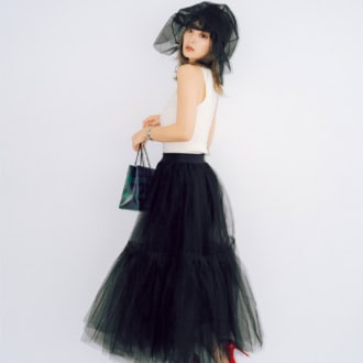【剛力彩芽の私服】チュール使いで視線を独占！お茶目な“伊勢丹の紙袋風”バッグが可愛すぎる