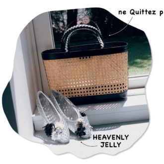 韓国ブランドの『HEAVENLY JELLY』はお気に入りの一足。かごバッグは黒レザーの異素材MIXで都会的なムードに。