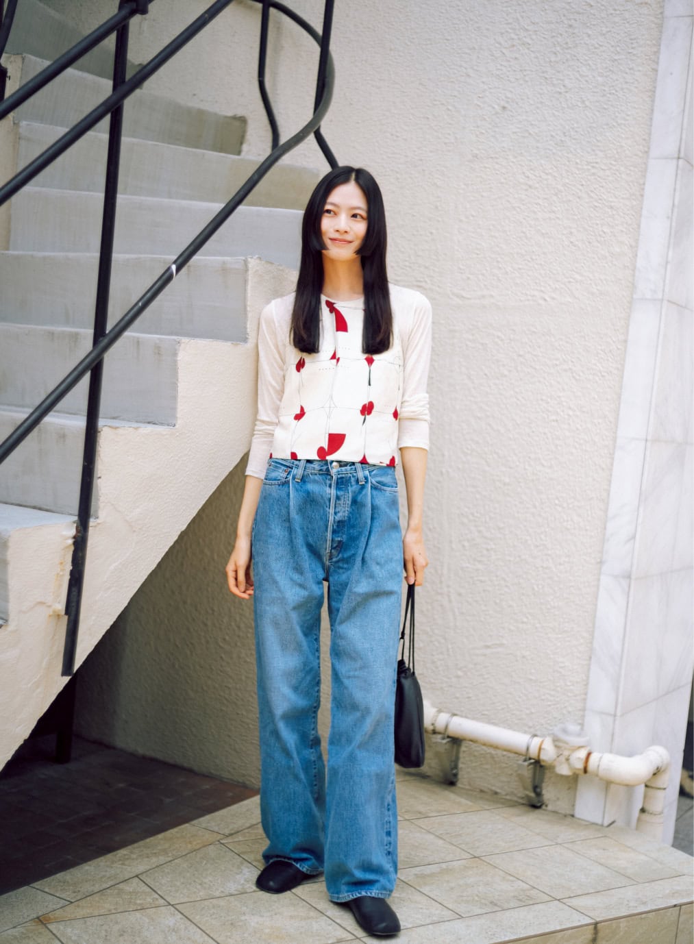 T-shirt: Baserange Tops: OHROHEE Denim: HYKE Bag: NOTHING WRITTEN Shoes: Carven