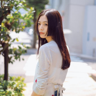 背中がガバッとあいた『OHROHEE』のトップスは、LOOKでは背中を潔く見せていて、それもヘルシーで可愛いんです♡