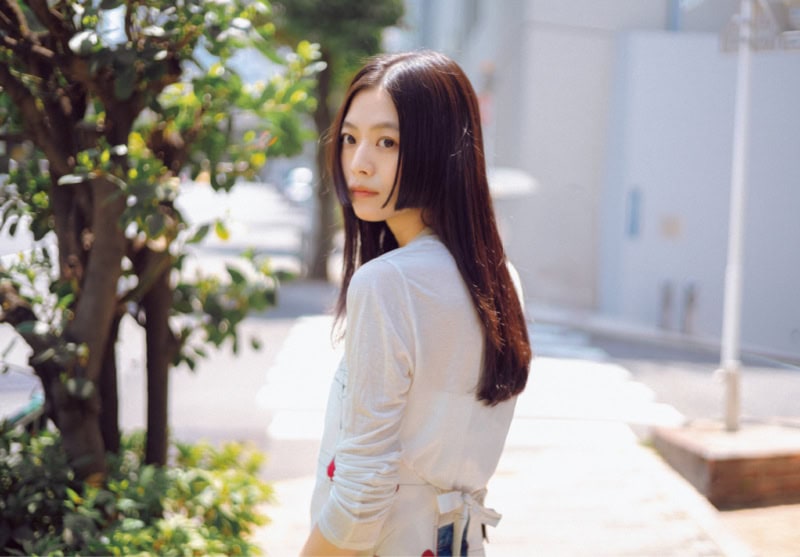 背中がガバッとあいた『OHROHEE』のトップスは、LOOKでは背中を潔く見せていて、それもヘルシーで可愛いんです♡