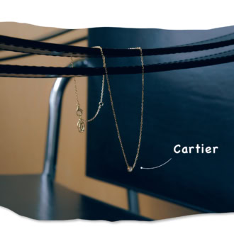 『Cartier』のネックレスは、一年頑張ったご褒美に去年のイブに一人で買いに行った思い出の品。