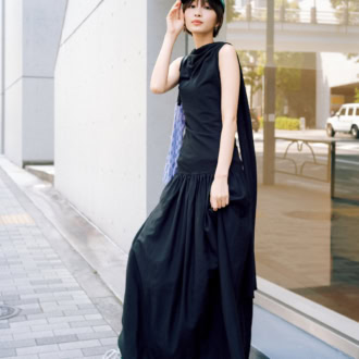 One-piece: EHRÉ Cap: NEW ERA Bag: LASTFRAME Shoes: New Balance Earrings: Vintage