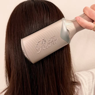 【衝撃のビフォアフ】5分梳かすだけでサロン級のツヤ髪に！リファの最新ブラシ型ヘアアイロンを使ってみた