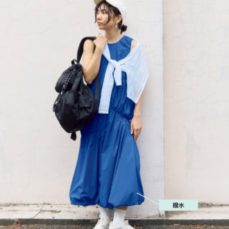 ワンピース¥29,700、バックパック¥18,150（ともにエミアトリエ）、キャップ¥7,920（エミ│ニューエラ®）、スニーカー¥13,200（エミ×フィラ／すべてエミ ニュウマン新宿店）