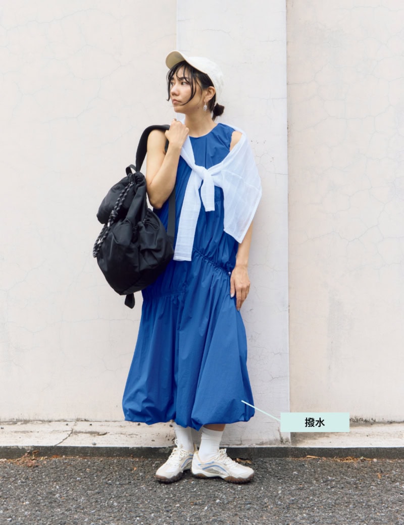 ワンピース¥29,700、バックパック¥18,150(ともにエミアトリエ)、キャップ¥7,920(エミ│ニューエラ®)、スニーカー¥13,200(エミ×フィラ/すべてエミ ニュウマン新宿店)