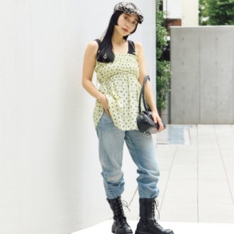 トップス※同柄のパンツとセット¥26,400(アメリ)、パンツ¥49,500(ニュー マニュアル×アメリ/ともにアメリヴィンテージ)