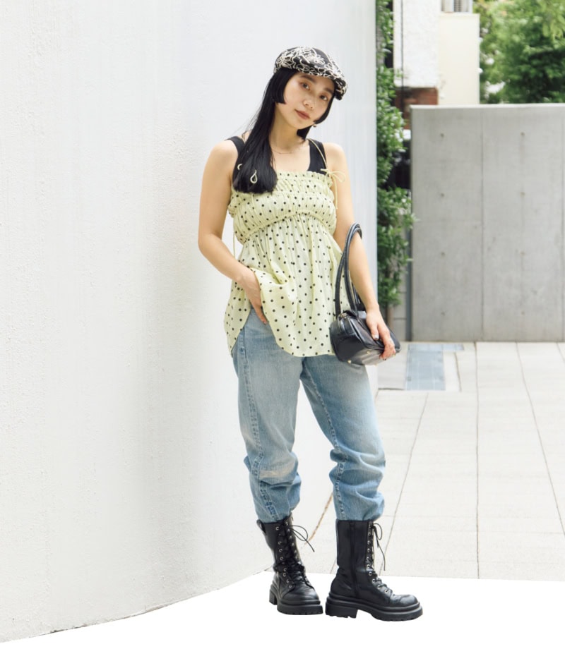 トップス※同柄のパンツとセット¥26,400(アメリ)、パンツ¥49,500(ニュー マニュアル×アメリ/ともにアメリヴィンテージ)