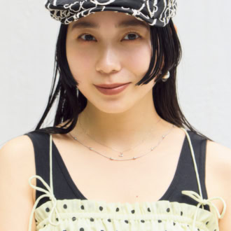 黒の小物使いで甘トップスも引き締まる!(編集O)