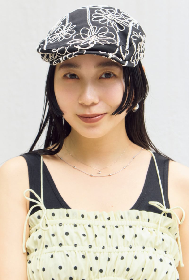 黒の小物使いで甘トップスも引き締まる!(編集O)
