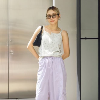 【30代スナップ】「小花柄キャミ」はメンズライクな太めパンツで引き締め！大人の甘辛MIX最適解