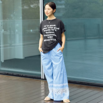 Tシャツ¥11,000（マチュアリー／ビームス ウィメン 原宿）　パンツ¥14, 300（レイ ビームス／レイ ビームス 新宿）サンダル¥37,400（SHISEI／デミルクス ビームス 新宿）
