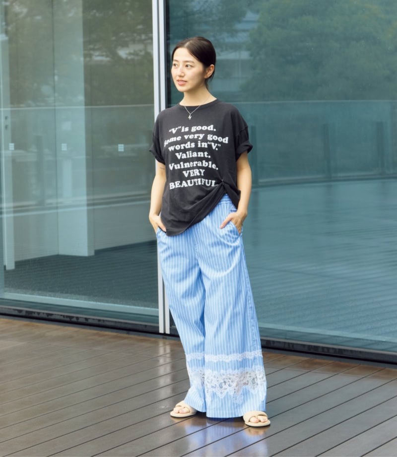 Tシャツ¥11,000(マチュアリー/ビームス ウィメン 原宿) パンツ¥14, 300(レイ ビームス/レイ ビームス 新宿)サンダル¥37,400(SHISEI/デミルクス ビームス 新宿)