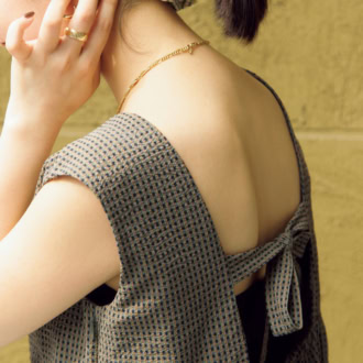 背中あきのデザインで女っぽ要素も叶います(ライターY)
