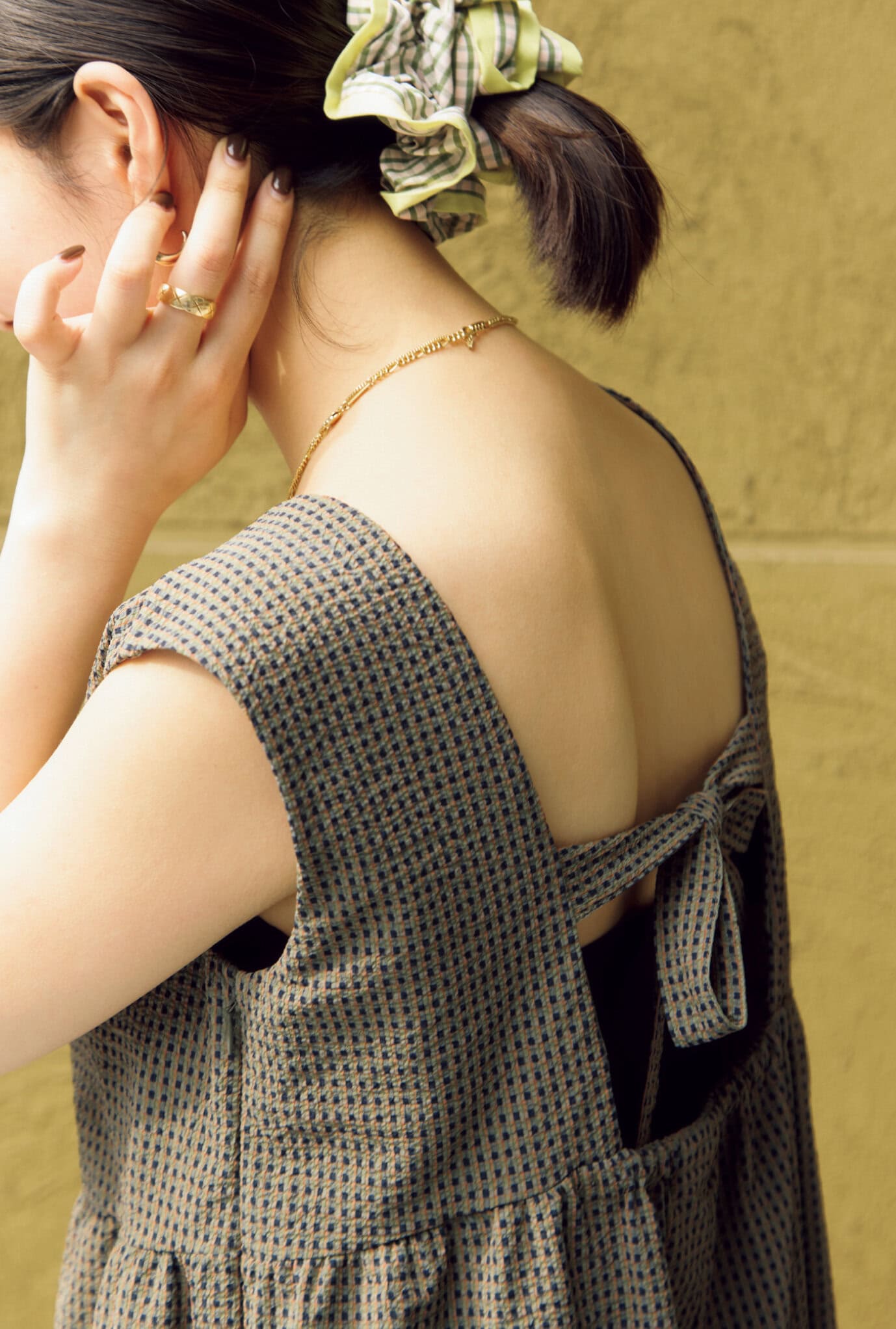 背中あきのデザインで女っぽ要素も叶います（ライターY）