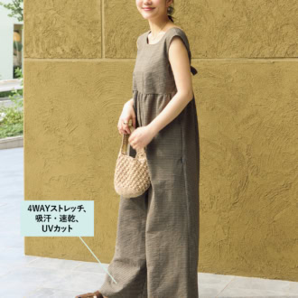 サロペット¥15,400(サウザンドマイル×フリークス ストア)、シュシュ¥1,485(フルーツオブザルーム×フリークス ストア)、バッグ¥5,995、サンダル¥6,996(ともにフリークス ストア/すべてフリークス ストア渋谷)