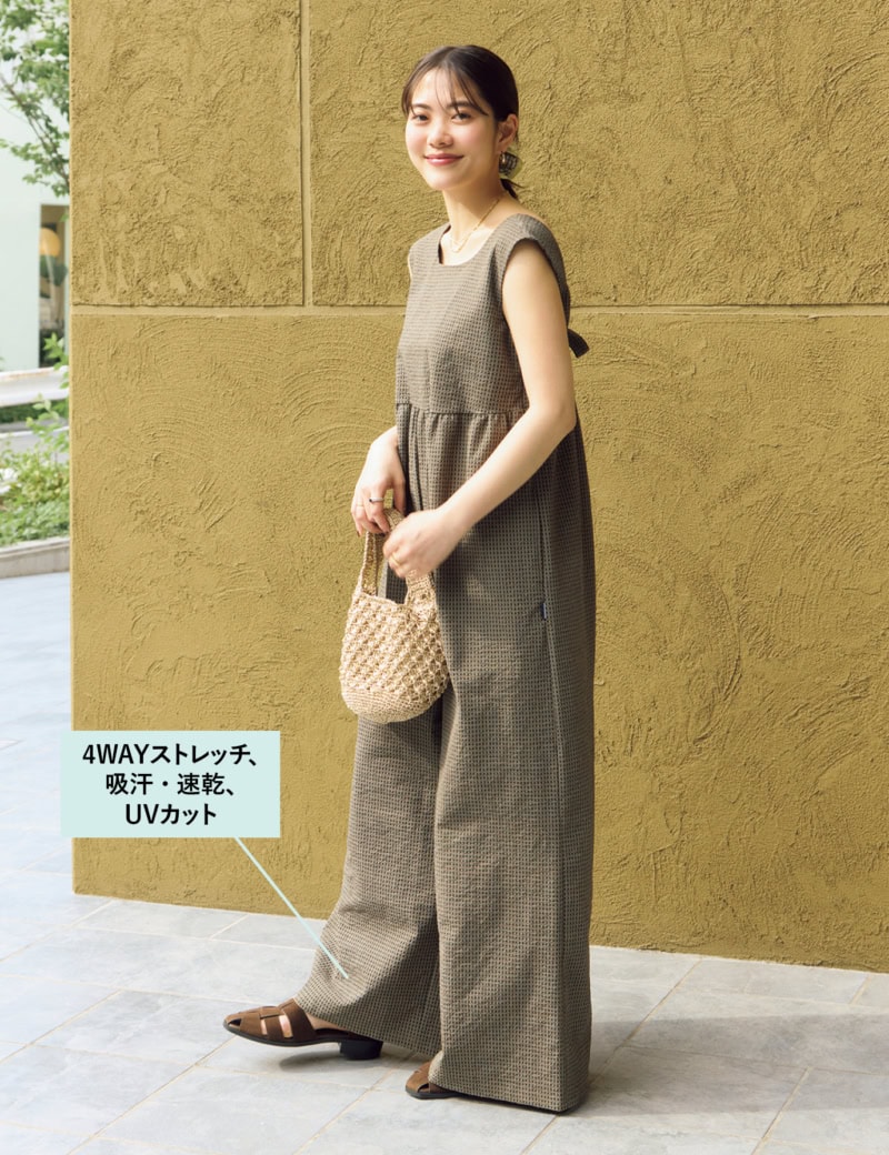 サロペット¥15,400(サウザンドマイル×フリークス ストア)、シュシュ¥1,485(フルーツオブザルーム×フリークス ストア)、バッグ¥5,995、サンダル¥6,996(ともにフリークス ストア/すべてフリークス ストア渋谷)