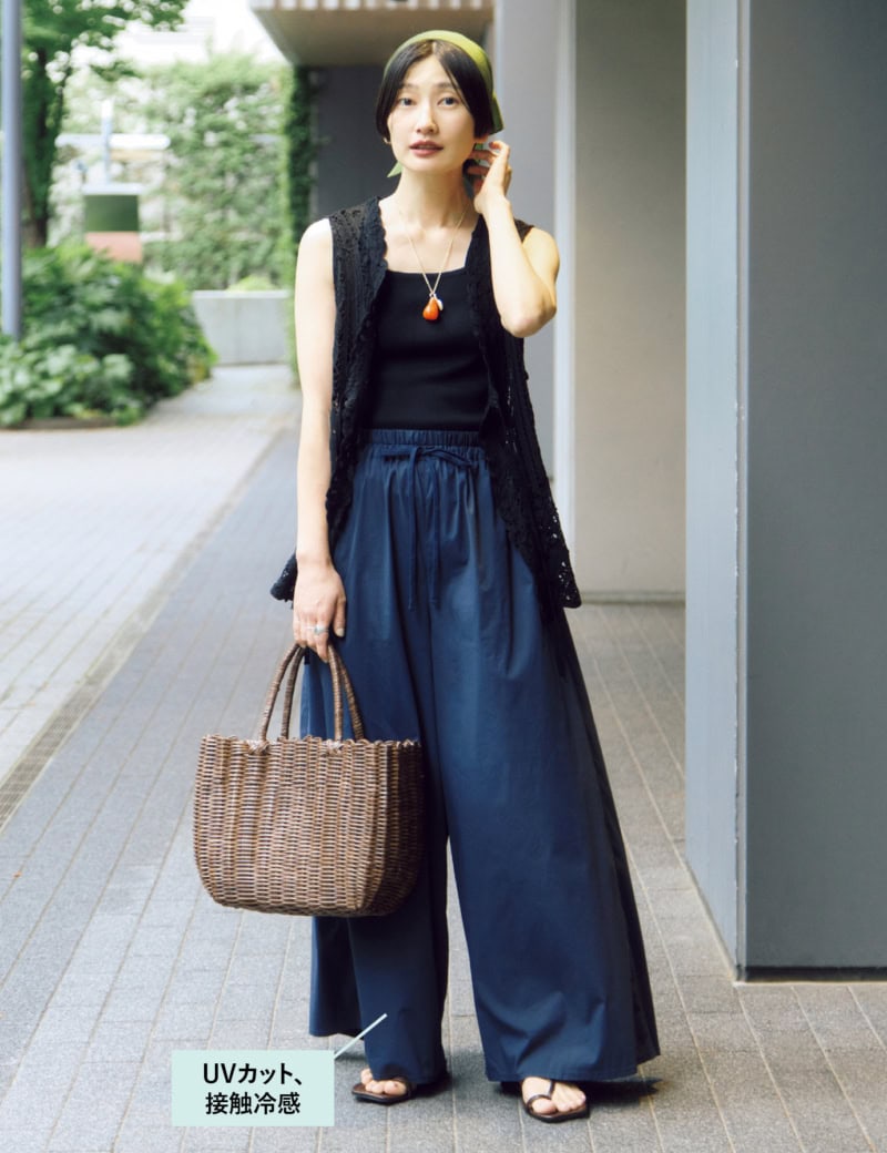 ジレ¥14,850、タンクトップ¥5, 500、パンツ¥11,000(すべてジャーナル スタンダード レリューム)、スカーフ¥13,200(メゾンドリリス)、ネックレス¥13,200(ケネス ジェイ レーン)、バッグ¥7,590(ル ヴォヤージュエンパニエ)、サンダル¥17,600(ペイズ/すべてジャーナル スタンダードレリュームルミネ新宿店)