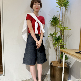 【30代スナップ】ハーフパンツで旬を投入！ 赤・白・デニムで作る好感度高めのカジュアルスタイル