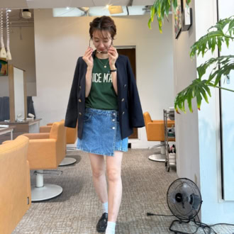【30代スナップ】ZARAのミニスカでY2K気分！紺ブレとのあわせでトラッドカジュアルを実現
