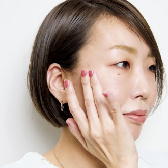 適量を指先に取り、顔全体にのばせば即なめらか美肌に。