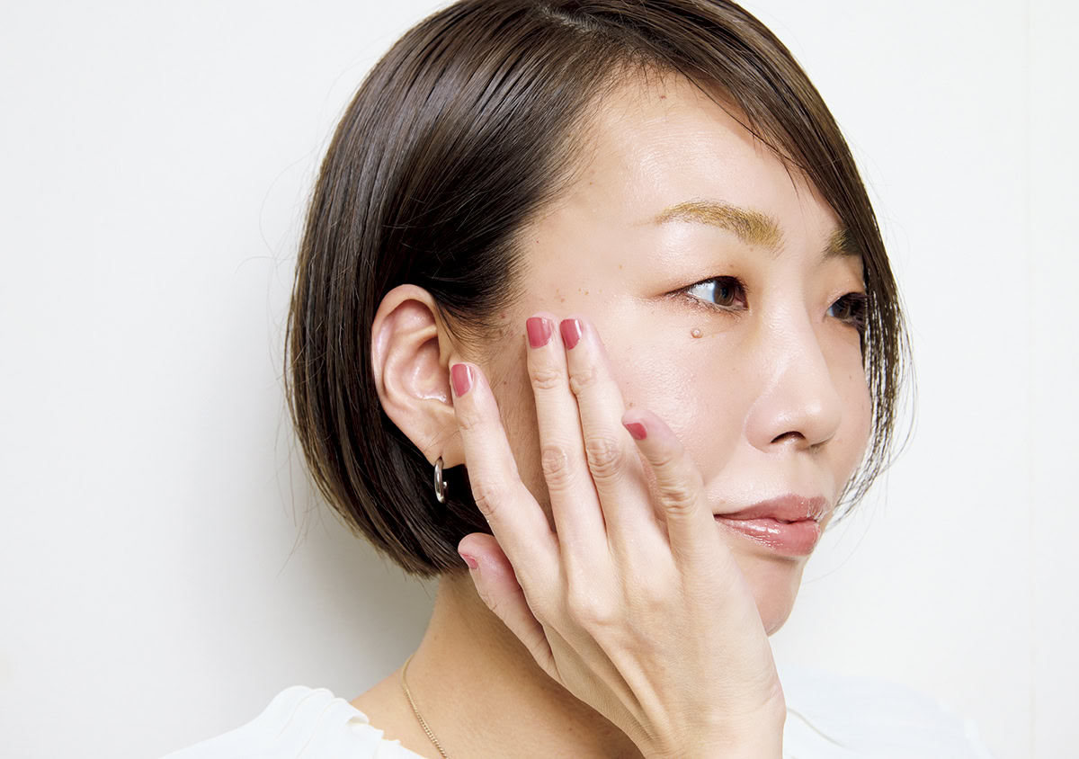 適量を指先に取り、顔全体にのばせば即なめらか美肌に。