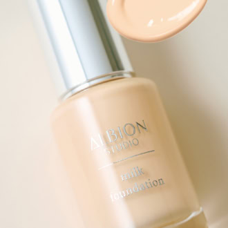 アルビオン スタジオ ミルク ファンデーション SPF29・PA+++ UV耐水性★ 全8色 各30mL ￥7,150（アルビオン）