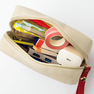 ガジェットや文房具がしっかり入る収納力