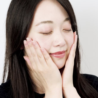 スキンケア感覚でラフになじませてもヨレずに密着。
