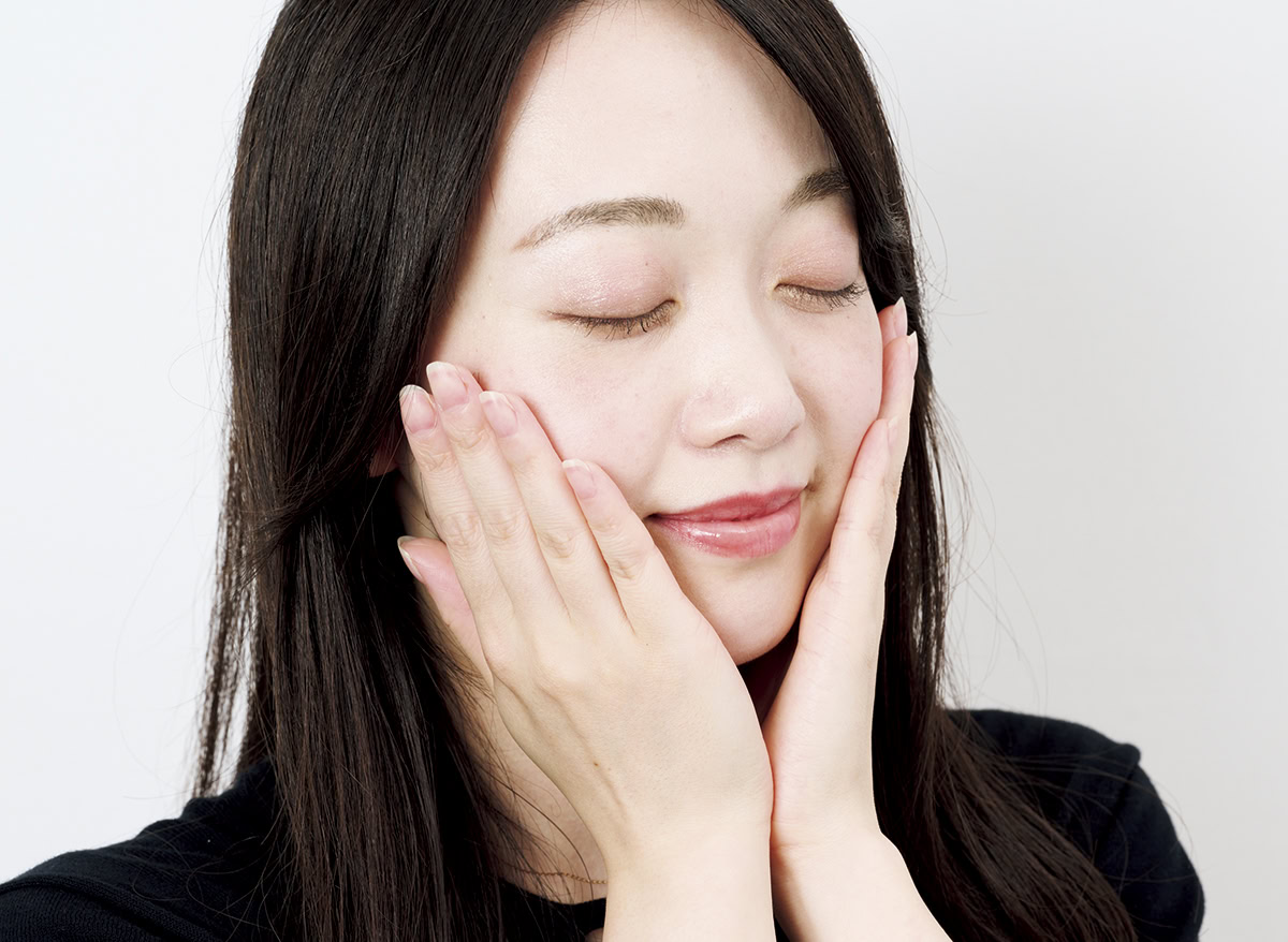 スキンケア感覚でラフになじませてもヨレずに密着。
