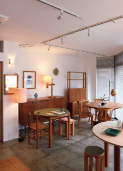 【ihållande】 東京都世田谷区東玉川2-37-7-101 ☎ 03-6339–2931 営業時間:月・金・土は12:00〜17:00営業。火・水は予約制 ㊡木・日 https://www.ihallande.com/ Instagram:@ihallande