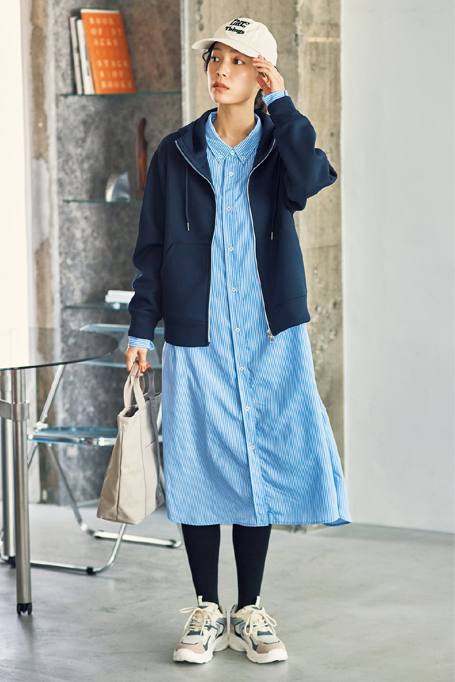パーカ¥2,189（シーズン リーズン バイ リン アンド レッド）、ワンピース、キャップ、タイツ、バッグ、靴（すべて参考商品／しまむら）