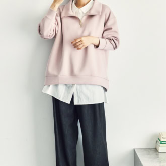 ハーフジッププルオーバー¥2,189（シーズン リーズン バイ リン アンド レッド）、中に着たシャツ、デニムパンツ、アクセサリー、靴（すべて参考商品／しまむら）